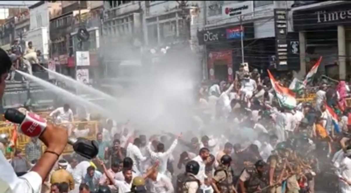 भोपाल में सड़कों पर उतरे कांग्रेसियों पर वाटर केनन का उपयोग